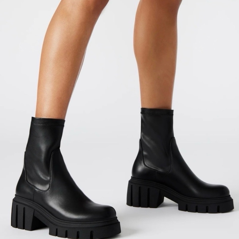 STEVE MADDEN WOMEN BOOMBA BLACK ANKLE BOOTIES - PLATFORM BOOTS